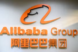 Biểu tượng của Alibaba tại văn phòng ở Hong Kong, Trung Quốc. (Ảnh: AFP/TTXVN)