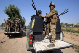 Lực lượng an ninh Iraq trong một chiến dịch truy quét IS tại khu vực Tarmiyah, phía Bắc thủ đô Baghdad, Iraq. (Ảnh: AFP/TTXVN)