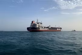 Tàu chở dầu Stena Impero treo cờ Anh ở gần Eo biển Hormuz ngày 21/7/2019. (Ảnh: THX/TTXVN)