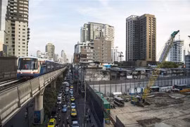 Tàu hỏa di chuyển tại Bangkok, Thái Lan. (Ảnh: TTXVN phát)