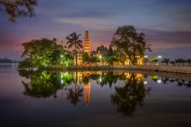 Vẻ đẹp thanh tịnh, trang nghiêm của ngôi chùa Trấn Quốc nổi tiếng, tọa lạc ven Hồ Tây, bên đường Thanh Niên, có lịch sử gần 1500 năm, được coi là lâu đời nhất ở Thăng Long - Hà Nội. (Ảnh: Trọng Đạt/TTXVN)