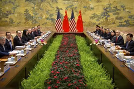  Đại diện Thương mại Mỹ Robert Lighthizer (thứ 3, trái), Bộ trưởng Tài chính Steven Mnuchin (thứ 2, trái) tại vòng đàm phán thương mại ở Bắc Kinh (Trung Quốc) với Phó Thủ tướng Trung Quốc Lưu Hạc (thứ 2, phải), ngày 14/2/2019. (Ảnh: AFP/TTXVN)