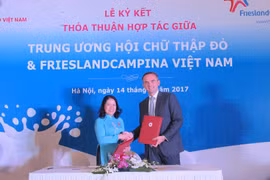 Lãnh đạo Hội chữ Thập đỏ Việt Nam ký thảo thuận hợp tác với Công ty FrieslandCampina Việt Nam. (Ảnh: Đức Duy/Vietnam+)