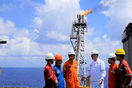 Phó Tổng giám đốc Vietsovpetro, ông Yakovenko Evgeny Vladimirovich trao đổi cùng các kỹ sư làm việc trên giàn BK-TNG. (Ảnh: PVN)