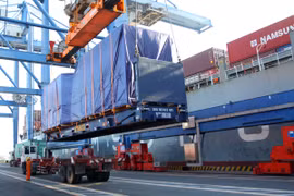 Bốc dỡ hàng hóa tại cảng Cát Lái. (Ảnh : Hoàng Hải/TTXVN)
