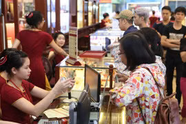 Khách hàng đang giao dịch vàng miếng. (Ảnh: Đức Duy/Vietnam+)
