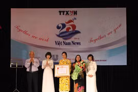 Đồng chí Uông Chu Lưu – Phó chủ tịch Quốc hội trao Huân chương Độc lập Hạng Ba cho tập thể báo Việt Nam News. (Ảnh: Doãn Đức/Vietnam+)