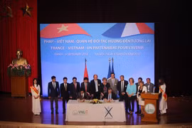 Đại học Quốc gia Hà Nội và Đại học Bách khoa Paris đã ký Thỏa thuận hợp tác với sự hiện diện của Ngài Yves Dermay.