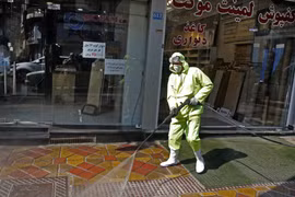 Phun thuốc khử trùng nhằm ngăn ngừa sự lây lan của dịch bệnh COVID-19 tại Tehran, Iran ngày 5/3/2020. (Ảnh: AFP/TTXVN)