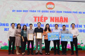 Ủy ban Mặt trận Tổ quốc Việt Nam thành phố Hà Nội tổ chức lễ tiếp nhận ủng hộ của nhiều cơ quan, đơn vị, doanh nghiệp. (Ảnh: Nguyễn Thắng/TTXVN)