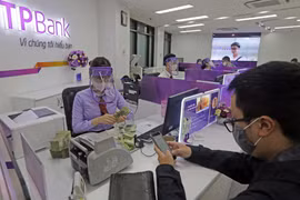 Khách hàng giao dịch tại Hội sở chính TPBank. (Ảnh: Trần Việt/TTXVN)
