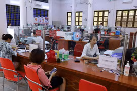 Các doanh nghiệp đến làm thủ tục vay vốn mới phục hồi sản xuất sau dịch COVID-19 tại Agribank Chi nhánh Lào Cai II. (Ảnh: Quốc Khánh/TTXVN)