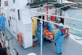 Bệnh nhân Kaidalov Oleksandr được lực lượng cứu hộ đưa từ tàu SAR27-01 lên bờ sau khi cập cảng Nha Trang an toàn. (Ảnh: TTXVN)