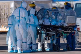 Nhân viên y tế chuyển bệnh nhân COVID-19 tới bệnh viện tại Santiago, Chile, ngày 24/5/2020. (Ảnh: AFP/TTXVN)