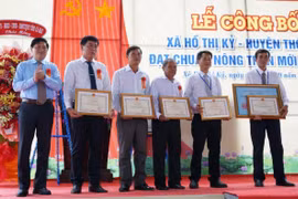 Phó chủ tịch UBND tỉnh Cà Mau Lê Văn Sử trao Bằng khen của Chủ tịch UBND tỉnh cho các tập thể, cá nhân có thành tích xuất sắc. (Ảnh: Huỳnh Anh/TTXVN)