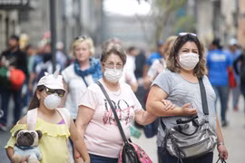 Người dân đeo khẩu trang phòng dịch COVID-19 tại Mexico City. (Ảnh: THX/TTXVN)