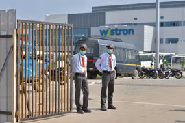 Cổng vào nhà máy Wistron Infocomm ở khu vực ngoại ô thành phố Bangalore, Ấn Độ, ngày 13/12/2020. (Ảnh: AFP/TTXVN)