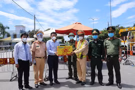 Đại diện Ủy ban MTTQVN thành phố Đà Nẵng đến trao tặng các thiết bị hỗ trợ phòng chống dịch và nhu yếu phẩm cho các chốt phòng chống dịch tại các cửa ngõ ra vào trên địa bàn Đà Nẵng, ngày 26/8/2020. (Ảnh: Trần Lê Lâm/TTXVN)
