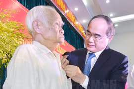 Bí thư Thành ủy TP.HCM Nguyễn Thiện Nhân trao Huy hiệu đảng cho đảng viên trong một đợt trao Huy hiệu Đảng tại Đảng bộ huyện Hóc Môn. (Nguồn: thanhuytphcm.vn)
