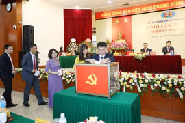 Trong ảnh: Đại biểu bỏ phiếu bầu Ban Chấp hành. (Ảnh: Phương Hoa/TTXVN)
