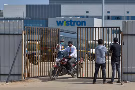 Cổng vào nhà máy Wistron Infocomm ở khu vực ngoại ô thành phố Bangalore, Ấn Độ, ngày 13/12/2020. (Ảnh: AFP/TTXVN)