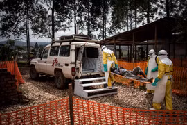 Nhân viên y tế chuyển bệnh nhân nhiễm virus Ebola lên xe cứu thương tại Butembo, CHDC Congo. (Ảnh: AFP/TTXVN)