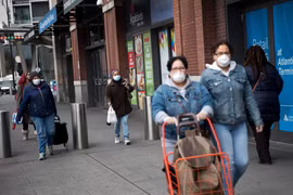 Người dân đeo khẩu trang phòng ngừa dịch COVID-19 tại New York, Mỹ ngày 3/4/2020. (Ảnh: THX/TTXVN)