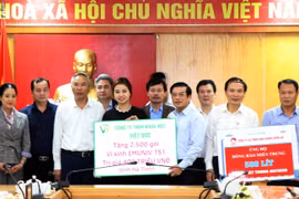 Các đơn vị, tổ chức trao biểu trưng hỗ trợ vật tư, giống, thuốc bảo vệ thực vật cho nhân dân Hà Tĩnh. (Ảnh: Công Tường-TTXVN)