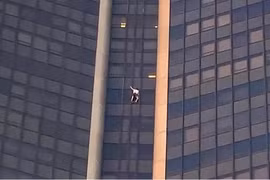 Người đàn ông đang leo lên mặt tiền tòa nhà Tour Montparnasse. (Nguồn: AFP)