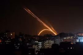 Tên lửa phóng từ Dải Gaza hướng vào lãnh thổ Israel ngày 13/11/2019. (Ảnh: AFP/TTXVN)