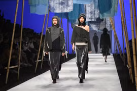 Một show diễn thời trang của nhà mốt Giorgio Armani tại Thượng Hải, Trung Quốc khi chưa xảy ra dịch bệnh viêm đường hô hấp cấp COVID-19. (Nguồn: CNN)
