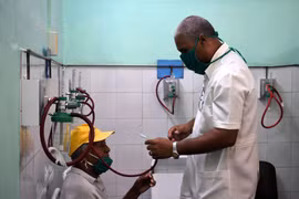 Bác sỹ khám cho người bệnh tại một bệnh viện ở La Habana, Cuba trong bối cảnh dịch COVID-19 bùng phát, ngày 31/3/2020. (Ảnh: THX/TTXVN)