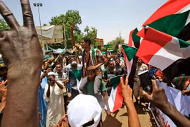 Người biểu tình Sudan hô vang khẩu hiệu trong một cuộc đối thoại bên ngoài trụ sở quân đội ở thủ đô Khartoum ngày 1/5/2019. (Nguồn: AFP)