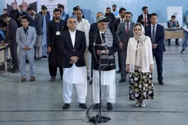 Tổng thống Afghanistan Ashraf Ghani (giữa) trong cuộc họp báo sau khi bỏ phiếu tại điểm bầu cử ở Kabul ngày 28/9/2020. (Ảnh: AFP/TTXVN)