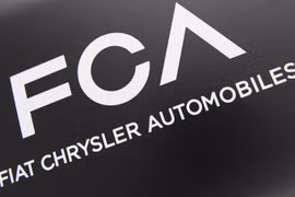 Biểu tượng Tập đoàn sản xuất ô tô Fiat Chrysler. (Ảnh: AFP/TTXVN)