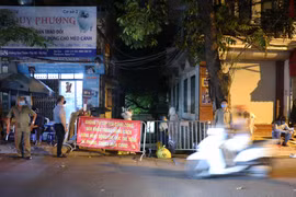 Lực lượng chức năng thành phố Hà Nội phong tỏa ngõ 466 Hoàng Hoa Thám. Hà Nội. (Ảnh: Lâm Khánh/TTXVN)