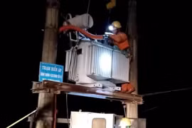 Công nhân Công ty Điện lực Quảng Ngãi khắc phục sự cố tại các trạm biến áp. (Ảnh: Lê Ngọc Phước/TTXVN)