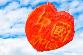 Cánh diều hình trái tim với dòng chữ "Trung Quốc cố lên" tại New Zealand (Nguồn: China Daily)