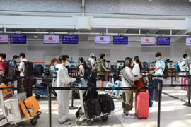 Công dân đang xếp hàng chờ làm thủ tục tại sân bay quốc tế Toronto. (Ảnh: Vũ Quang Thịnh/TTXVN)