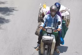 Thời điểm giữa trưa, nếu phải di chuyển trên đường, người dân cần trang bị đồ chống nắng để đảm bảo sức khỏe. (Ảnh: Thanh Tùng/TTXVN)