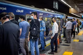 Người dân đeo khẩu trang phòng lây nhiễm COVID-19 tại ga tàu điện ngầm ở Tehran, Iran, ngày 30/5/2020. (Ảnh: THX/TTXVN)