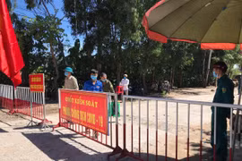 Chính quyền địa phương và ngành Y tế đã bố trí 4 chốt kiểm soát dọc tuyến Quốc lộ 4C thuộc phường Quảng Vinh, địa bàn sinh sống của bệnh nhân số 748 và 2 chốt trên địa bàn xã Quảng Hùng, khu vực có các ca F1 của bệnh nhân này. (Ảnh: Hoa Mai/TTXVN)