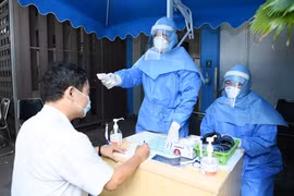 Khám sàng lọc cho người dân đến khám bệnh tại Bệnh viện Đại học Y dược Thành phố Hồ Chí Minh. (Ảnh: Đinh Hằng/ TTXVN)