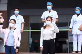 Các bệnh nhân được công bố khỏi bệnh ngày 25/4/2020. (Ảnh: Minh Quyết/TTXVN)