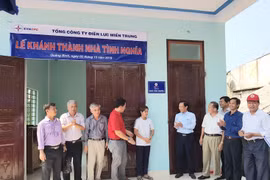 Đại diện lãnh đạo Tổng công ty Điện lực miền Trung bàn giao nhà tình nghĩa tại tỉnh Quảng Bình. (Nguồn: baoquangbinh.vn)