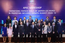 Thứ trưởng Thường trực Bộ Ngoại giao Bùi Thanh Sơn với các đại biểu dự hội thảo. (Ảnh: Lâm Khánh/TTXVN)
