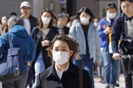 Người dân đeo khẩu trang để phòng tránh lây nhiễm COVID-19 tại Fukuoka, Nhật Bản, ngày 20/2/2020. (Ảnh: Kyodo/TTXVN)