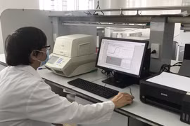 Việc xét nghiệm sinh học phân tử mới chẩn đoán bệnh truyền nhiễm và COVID-19 trên địa bàn Thanh Hóa sẽ giúp tỉnh thực hiện test nhanh các trường hợp nghi ngờ mắc bệnh, kiểm soát được các ca mắc bệnh và tránh lây lan rộng trong cộng đồng. (Ảnh: Hoa Mai/TTX
