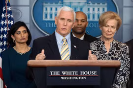 Phó Tổng thống Mỹ Mike Pence (giữa) phát biểu tại một cuộc họp báo ở Washington, DC. (Ảnh: AFP/TTXVN) 