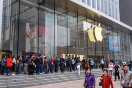 Một cửa hàng của Apple tại Thượng Hải, Trung Quốc. Foxconn sẵn sàng chuyển nhà máy lắp ráp iPhones ra khỏi quốc gia châu Á này. (Nguồn: AFP/TTXVN)